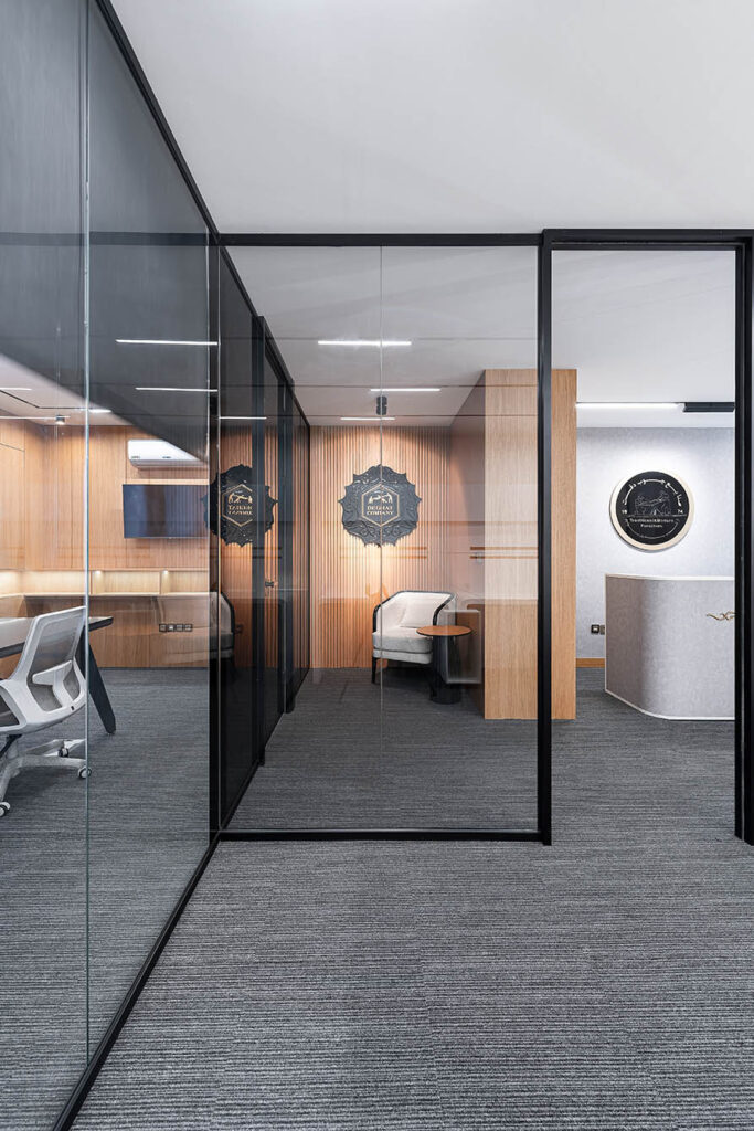 پارتیشن تکجداره با شیشه 10 میل شفاف.