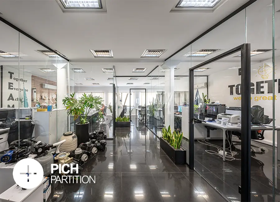 دفتر کار با پارتیشن شیشه ای