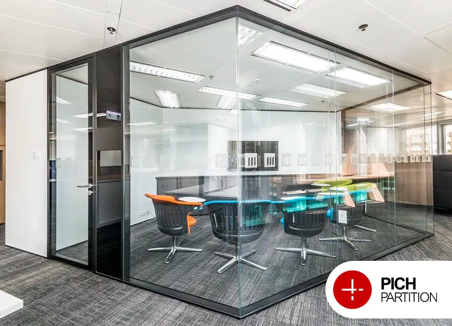 پارتیشن شیشه‌ای تک جداره فضای اشتراکی